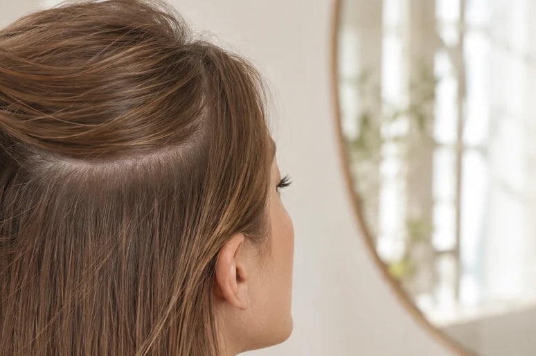 Femme de dos aux cheveux fins et lisses dans une salle de bain Image
